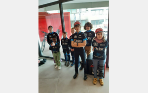 Séance de dédicace avec le team Arkea - B&amp;B Hotels 